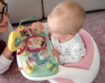 Mamas & Papas Столче Baby Snug с табла с играчки - Blossom